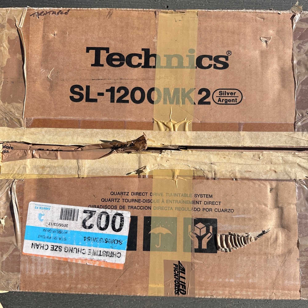 Technics Silver Record Player - Sleek Design and High Performance